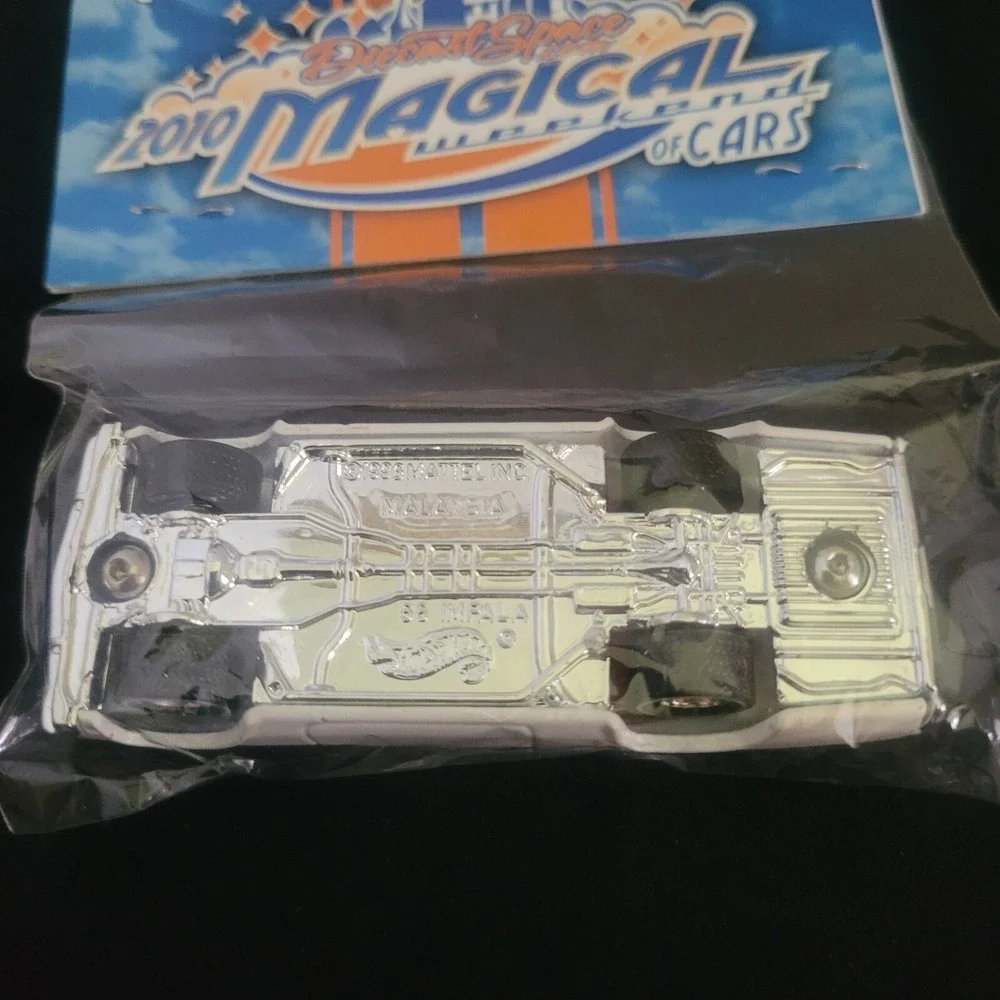 HOT WHEELS Official in Room Trading Vehicle 2010 Diecast Space Magical Weekend